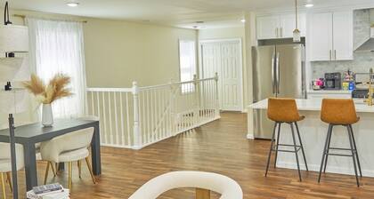 Modern 3BR/2BA Retreat Near NYC, Free Parking & WiFi