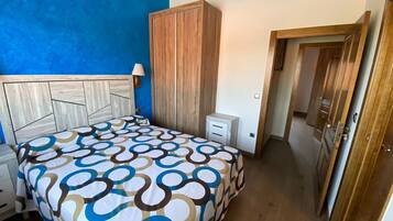 Tabla de planchar con plancha, wifi y ropa de cama