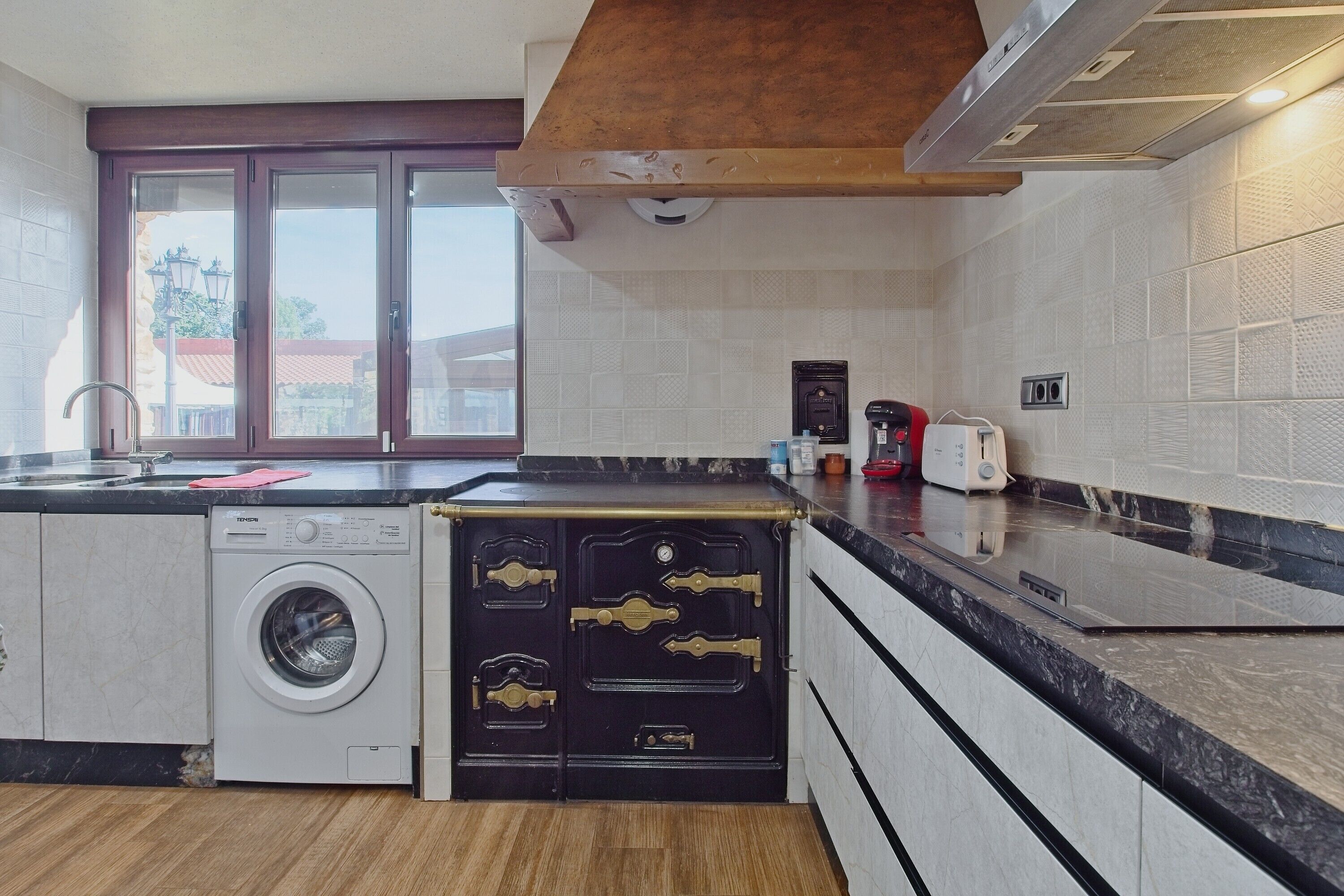 Een koelkast, een microgolfoven, een oven, een kookplaat
