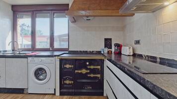 Een koelkast, een microgolfoven, een oven, een kookplaat
