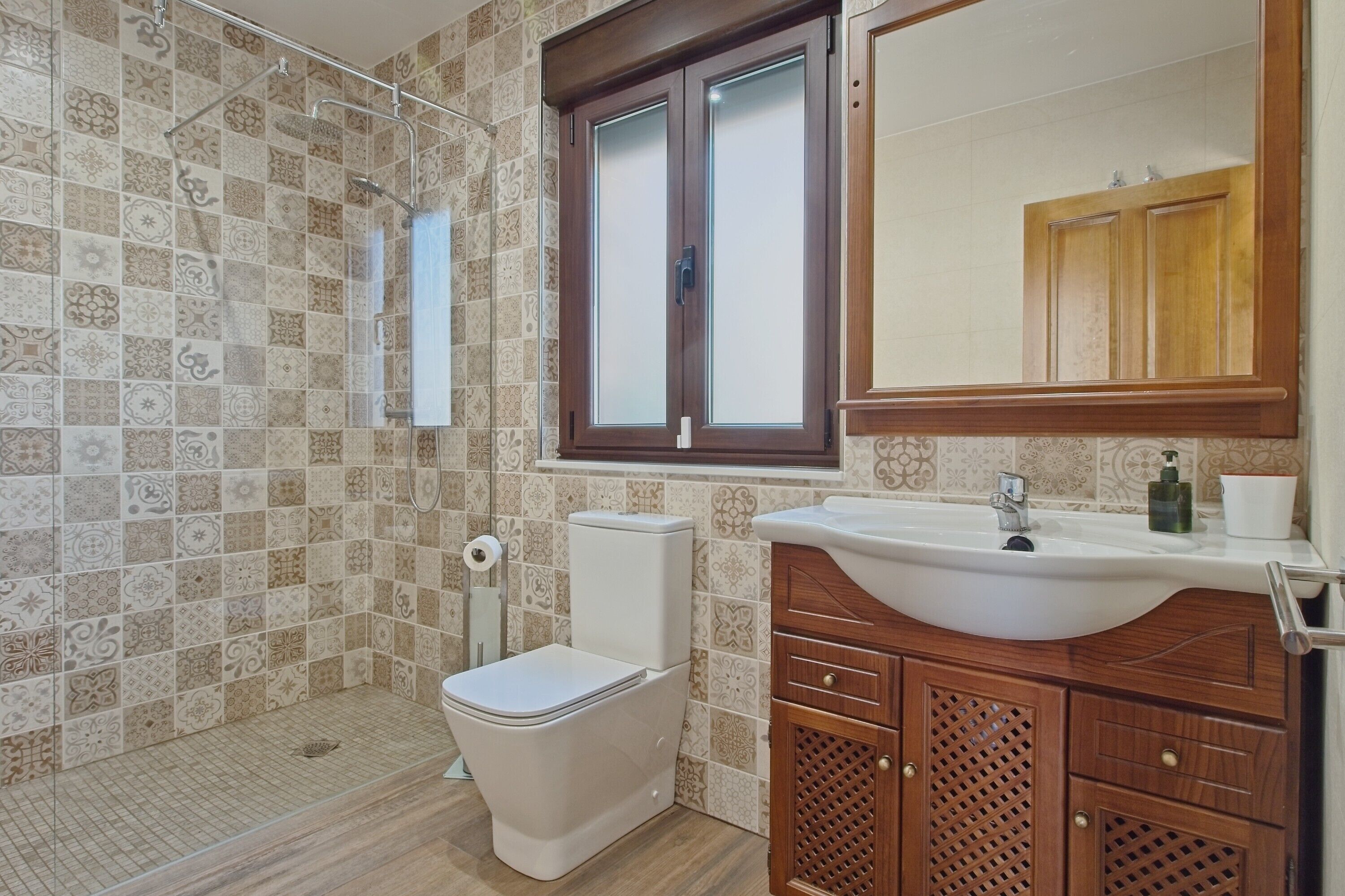 シャワー、ヘアドライヤー、タオル