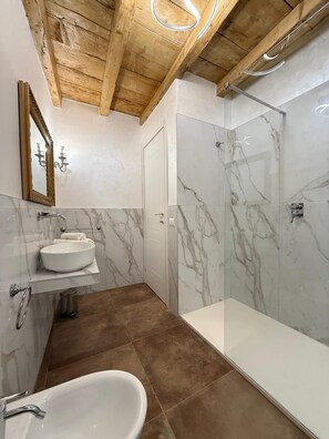 Bruser, hårtørrer, bidet, håndklæder