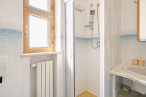 Dusj, hårføner og håndklær