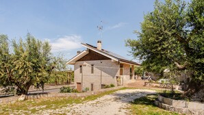 Un bâtiment en pierre doté d’un toit en pente, d’une cheminée et d’une antenne parabolique.