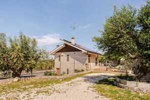 A stone building with a sloped roof, a chimney, and a satellite dish. - Happy's Casa: Experience the Countryside 20 Minutes from the Sea (Putignano)