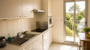 Coffee/tea maker, fridge, microwave, oven