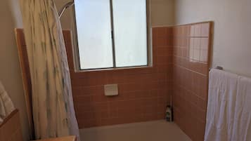 Een douche, een haardroger, handdoeken, zeep