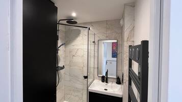 Douche, sèche-cheveux