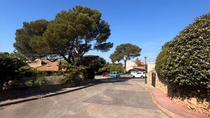 A residential street with houses, parked cars, and trees. - Garden studio with terrace, 600m from the port (Saint-Raphaël)