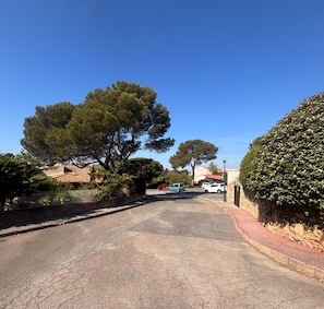 A residential street with houses, parked cars, and trees. - Garden studio with terrace, 600m from the port (Saint-Raphaël)