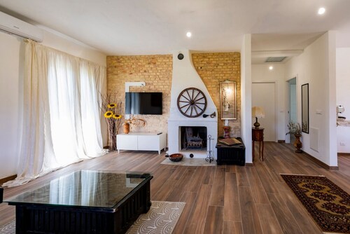 Spacious and charming 90-square-meter villa with a large garden of approximately 200 square meters equipped with a barbecue, perfect for five people and four-legged friends.The property is located in a very quiet area of ​​Montesilvano, perfect for e