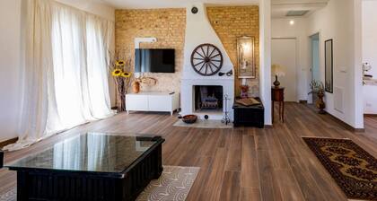 Spacious and charming 90-square-meter villa with a large garden of approximately 200 square meters equipped with a barbecue, perfect for five people and four-legged friends.The property is located in a very quiet area of Montesilvano, perfect for e