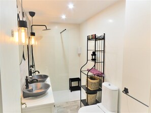Chuveiro, secador de cabelo, toalhas de banho, sabonete