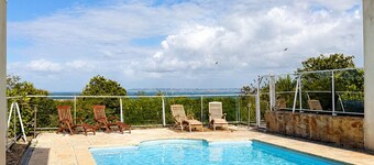 Villa with sea view, close to the beach and heated pool in season