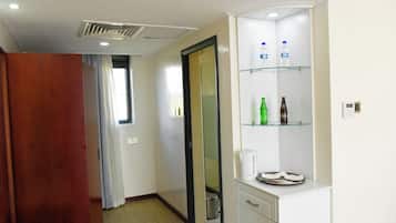 Deluxe Room, Patio, Garden View | Interior