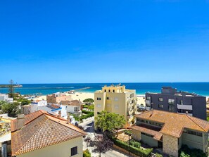 Eine Küstenstadt mit Gebäuden, einem Strand und dem Meer.