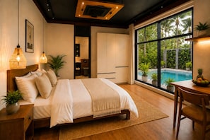 Un dormitorio con una cama grande, lámparas de noche, vista a una piscina y un comedor con mesa y sillas.