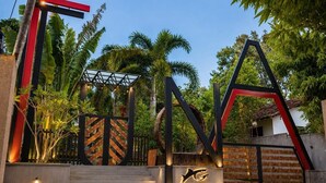 Un ingresso moderno con strutture metalliche geometriche, una scala e un cartello con il logo di un pesce.