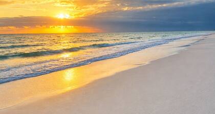 Spacious 5 bds, ocean/sunset views, steps to beach