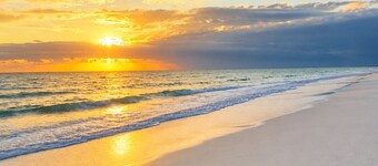 Spacious 5 bds, ocean/sunset views, steps to beach