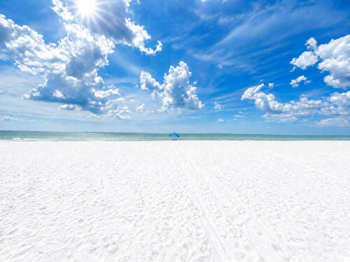 Spacious 5 bds, ocean/sunset views, steps to beach