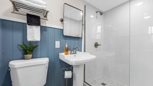 Ein Badezimmer mit Toilette, Waschbecken und Duschkabine.