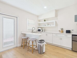 Cafetera y tetera, refrigerador, microondas y horno 