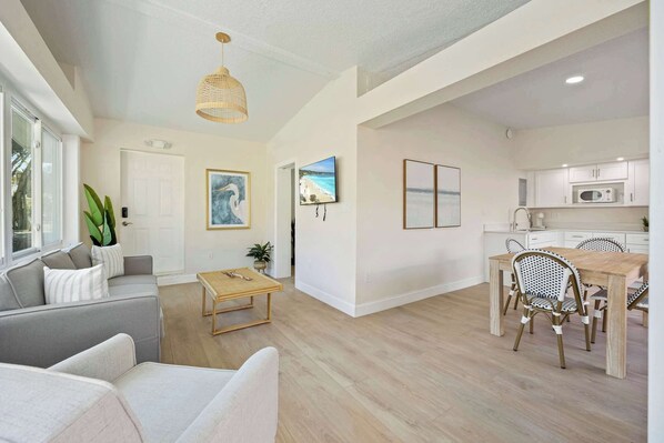 Living area - Shell&Shore: Barnacle Bill / The Coquina Collector (Cocoa Beach)