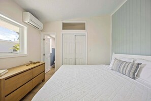 Room - Shell&Shore: Barnacle Bill / The Coquina Collector (Cocoa Beach)