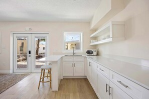 Fridge, microwave, oven, stovetop - High Tide Coastal Hideaway (Cocoa Beach)