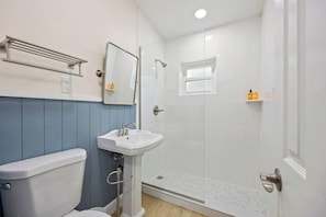 Shower, hair dryer, shampoo - High Tide Coastal Hideaway (Cocoa Beach)