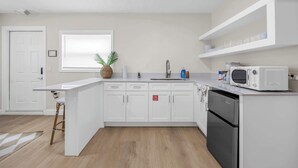 Private kitchen - Tidal Wave Oceanfront Hideaway (Cocoa Beach)
