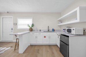 Wasserkocher mit Kaffee-/Teezubehör, Kühlschrank, Mikrowelle, Ofen