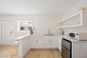 Private kitchen - Anchor House Coastal Escape (Cocoa Beach)
