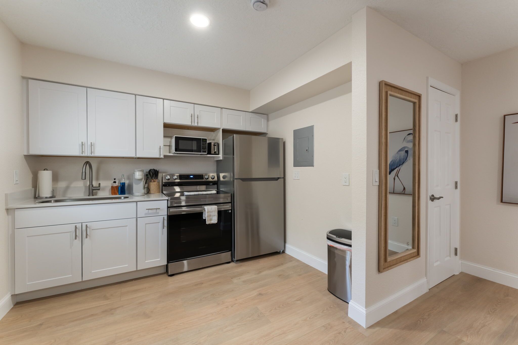 Coffee/tea maker, fridge, microwave, oven
