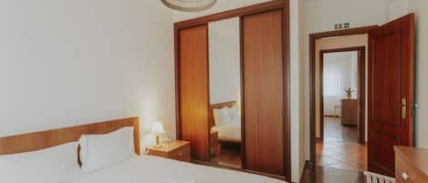 Tabla de planchar con plancha, wifi gratis y ropa de cama