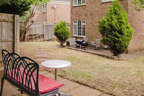 Spacious 4 Bedroom Home With Free Parking