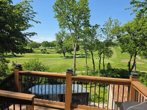 Una terraza con vista a un campo de golf.