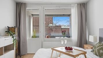 Desk, iron/ironing board, WiFi, bed sheets