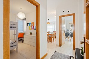 A modern interior with a bunk bed, a dining area, and a kitchen. - Best Houses 36 - Baleal Surf Village (Baleal)