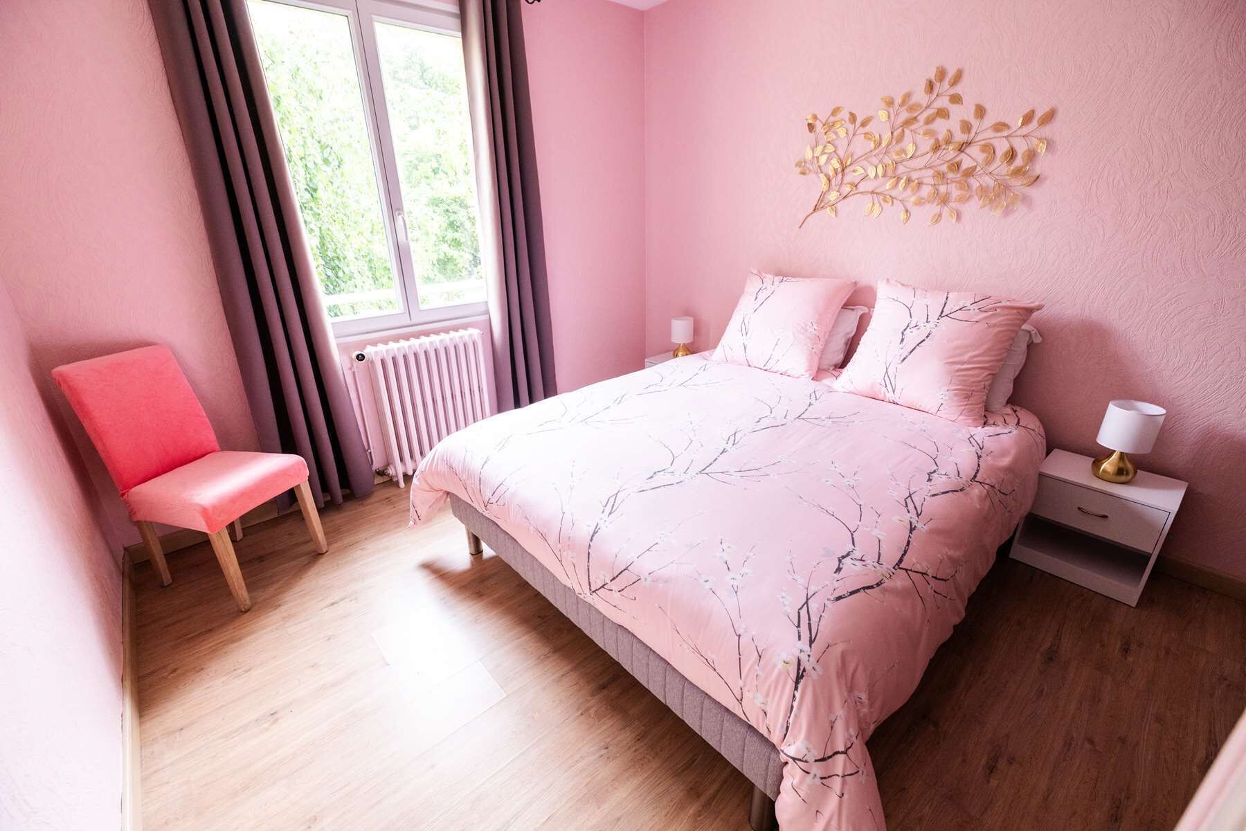6 bedrooms, iron/ironing board, WiFi, bed sheets