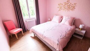 6 bedrooms, iron/ironing board, WiFi, bed sheets