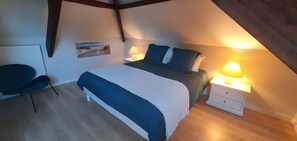 6 bedrooms, iron/ironing board, WiFi, bed sheets