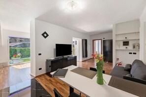 TV - Aphrodite's Garden – Central Yet Peaceful Apartment Close to Lake and Beaches (Gera Lario)