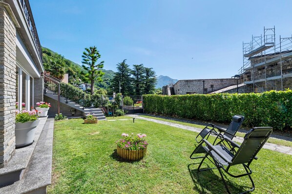 Property grounds - Aphrodite's Garden – Central Yet Peaceful Apartment Close to Lake and Beaches (Gera Lario)