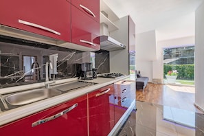 Geladeira, micro-ondas, fogão, cooktop
