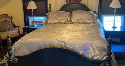Cozy 1-Full bed and Private Bath in tranquil Jim Thorpe with AC