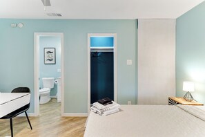 Internet, bed sheets - Cool 1-bedroom studio with AC in vibrant Dallas (Dallas)
