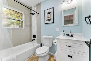 Towels, soap, toilet paper - Cool 1-bedroom studio with AC in vibrant Dallas (Dallas)