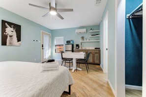Internet, bed sheets - Cool 1-bedroom studio with AC in vibrant Dallas (Dallas)